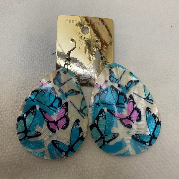 Fadhion Jewelry Jewelry - 💜5/$20 Fashion Jewelry Shell Wire Pierce Earrings